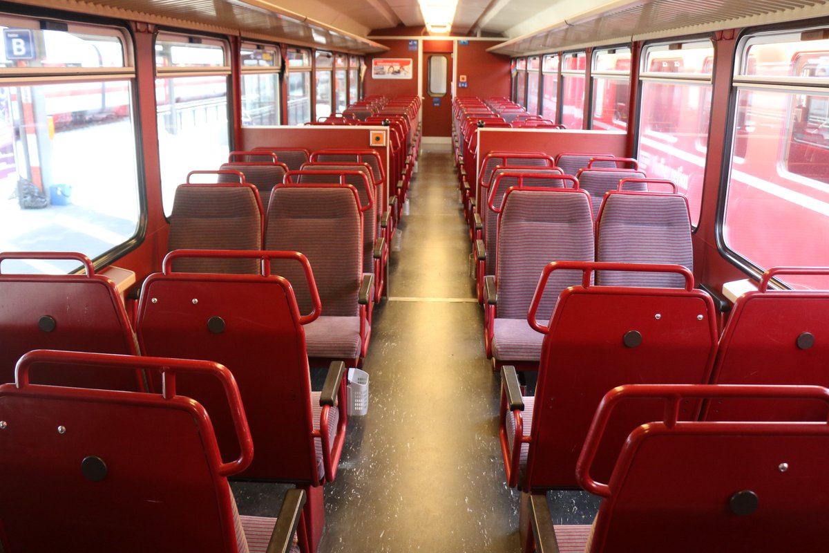 y873's tweet photo. B2261～/B2272～は留置車を見ただけでしたが、同型のB2417～(Be4/4 511～の付随車)には乗ることができました。薄い背ずりの椅子を集団見合い式に詰め込み、EW-Iよりも1列多い座席数となっています。
#レーティッシュ
#RhätischeBahn https://t.co/yRBmmLEjbv