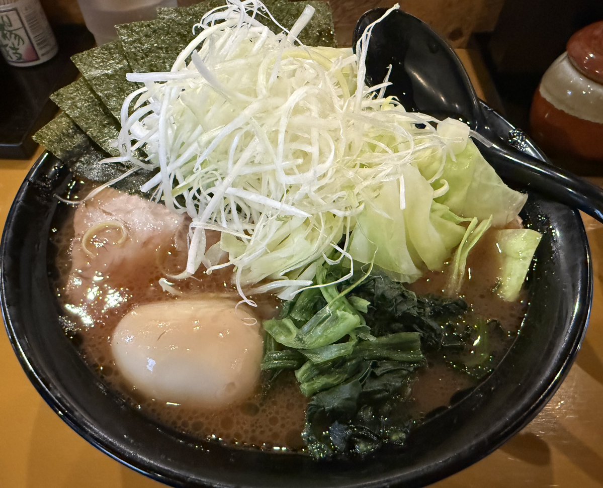 satozakitomoya's tweet photo. 賛否受け付けてません！

里崎好みの家系ラーメンを探す旅！

今回は東京ドームが近いというのもあり、
皆さんからのおすすめコメントにもありましたので、
神保町🚉近にある、
横浜家系ラーメン　麺屋福増🍜
里崎好みのスープ！
一口目から美味しい、間違いない！
全部入り🍜頼んだんだけど、
スープもほぼ完食しました😁
里崎好みの家系ラーメン！
抜群に美味しかったです！
ご飯100円おかわり無料は凄い👍
(おかわりしなかったけど🤣)
注意🚨⚠️
(完全に個人の好みですので、お店を評価できるほどの人間ではありませんので⚠️)

まだまだ里崎好みの家系ラーメンを探す旅続く