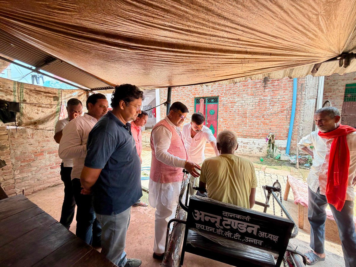 AnnuTandonUnnao's tweet photo. अंकित परिहार और विवेक को शुक्रिया। घाटमपुर खुर्द के हंसराज पासवान जी और भगवंतनगर टाउन के शंभू लोधी जी के पास पहुंच गए आज। https://t.co/MCFdFHvJkW