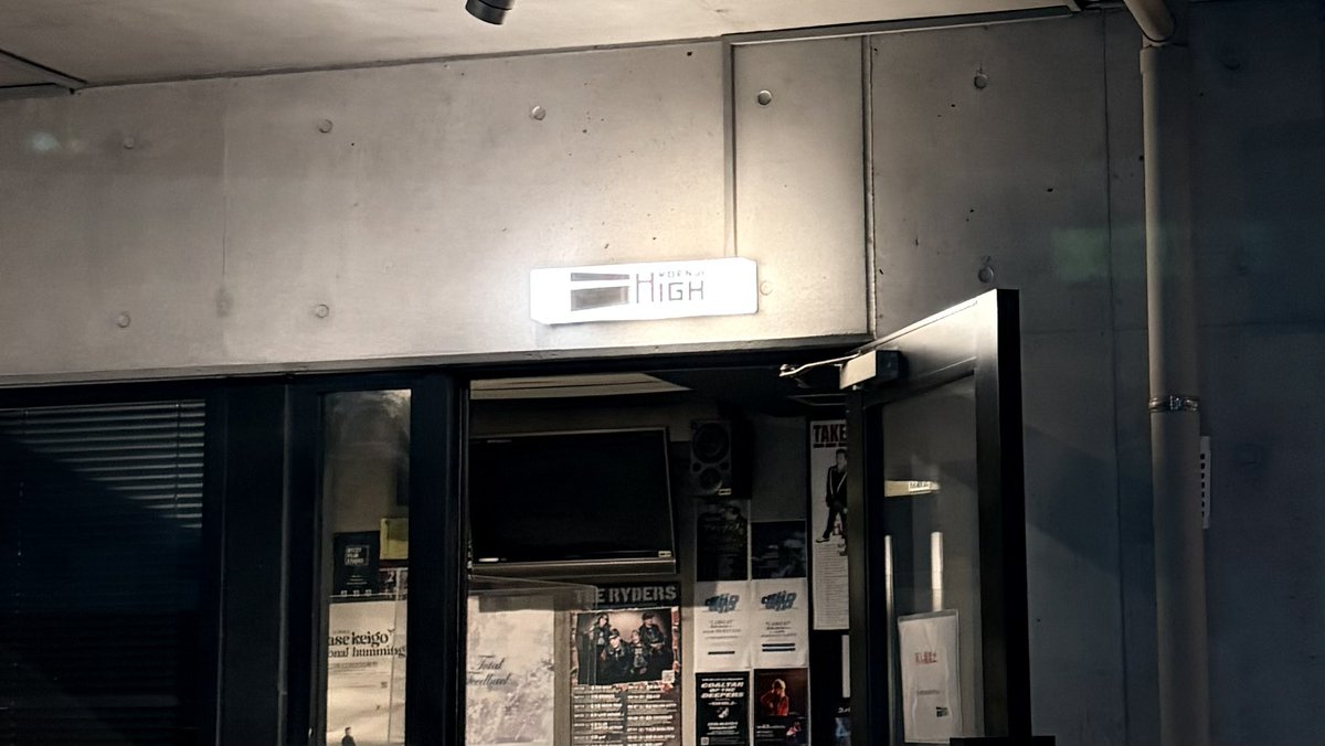 tsk_mky42's tweet photo. ちょうど最近知ったミームトーキョーとAZATOYの対バン激アツだったヤバイ🔥⛓️🐈‍⬛ミームデビューしてしまった
入り口のボード撮り忘れたのでせめてもの写真😭 https://t.co/biscm3VHTP
