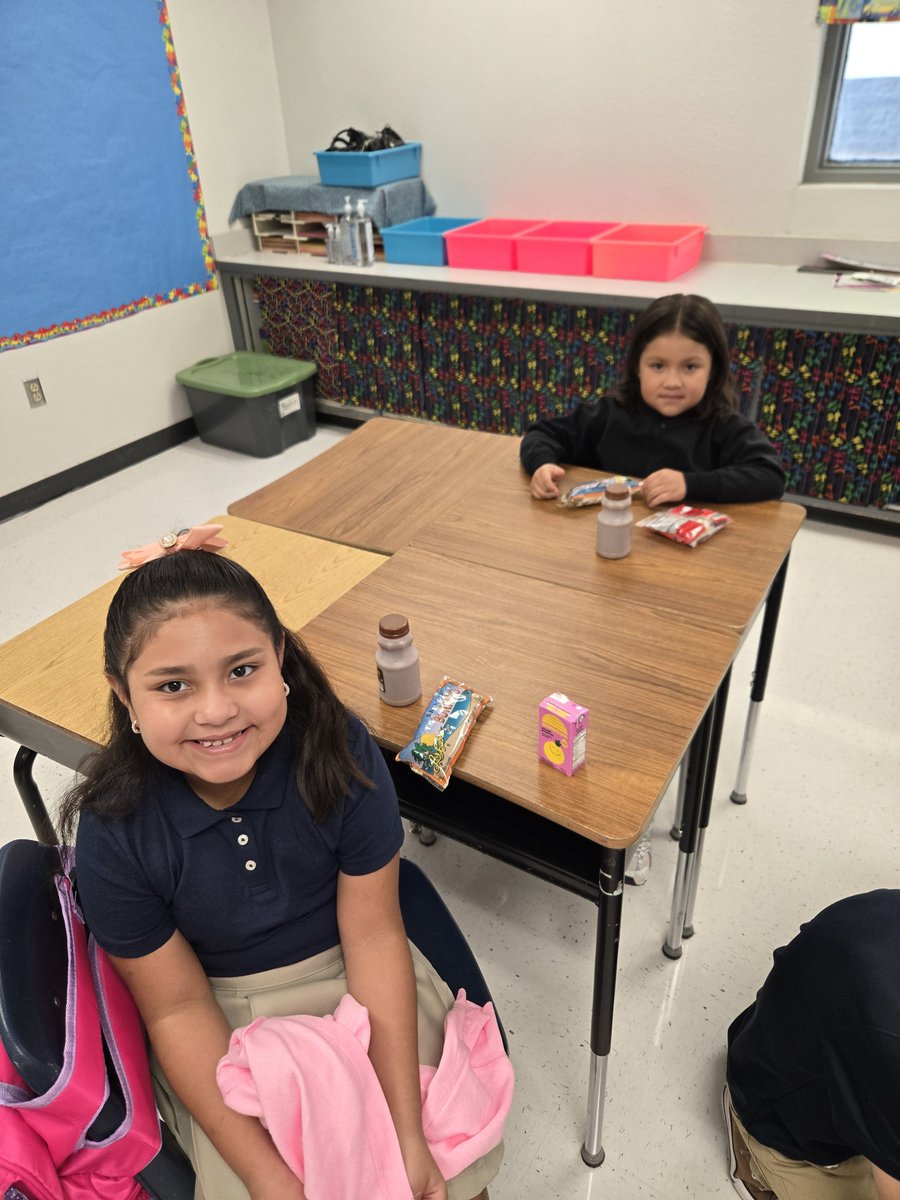 CFuentes_OP's tweet photo. Our Colts at Desert Wind are off to a great start with bean burrito with fresh fruit, juice and variety of milk. #TeamSISD https://t.co/vwrUg0qvOr