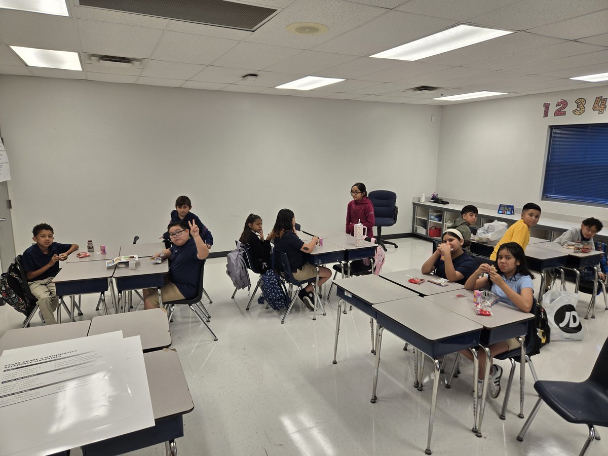 CFuentes_OP's tweet photo. Our Colts at Desert Wind are off to a great start with bean burrito with fresh fruit, juice and variety of milk. #TeamSISD https://t.co/vwrUg0qvOr
