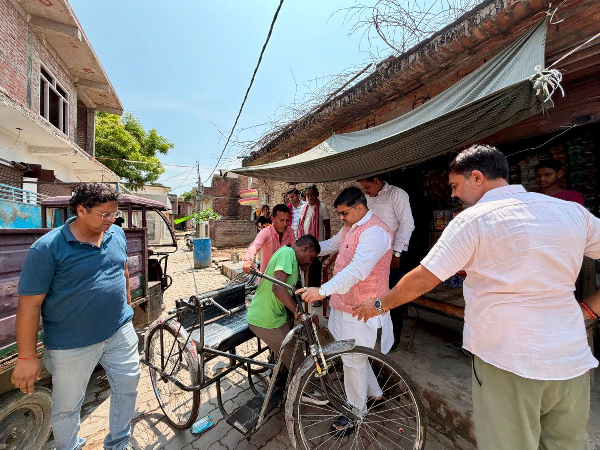 AnnuTandonUnnao's tweet photo. अंकित परिहार और विवेक को शुक्रिया। घाटमपुर खुर्द के हंसराज पासवान जी और भगवंतनगर टाउन के शंभू लोधी जी के पास पहुंच गए आज। https://t.co/MCFdFHvJkW
