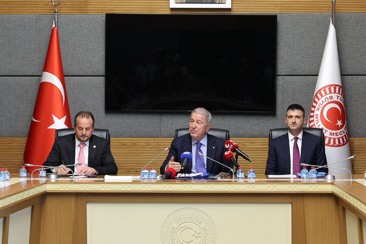 celebimehmeta's tweet photo. Şehit aileleri ve gazilerimizin dernek, vakıf ve sendikalarıyla Komisyon Başkanımız Sn. Hulusi Akar başkanlığında Milli Savunma Komisyonu olarak toplantı yaptık. 
Kapsamlı çalışmalarımıza dair bilgi verdik. 

Ortak akıl, istişare ve güçlü iş birliğiyle; şehit ailelerimizin ve gazilerimizin haklarını daha da güçlendirecek düzenlemeleri hayata geçireceğiz🇹🇷