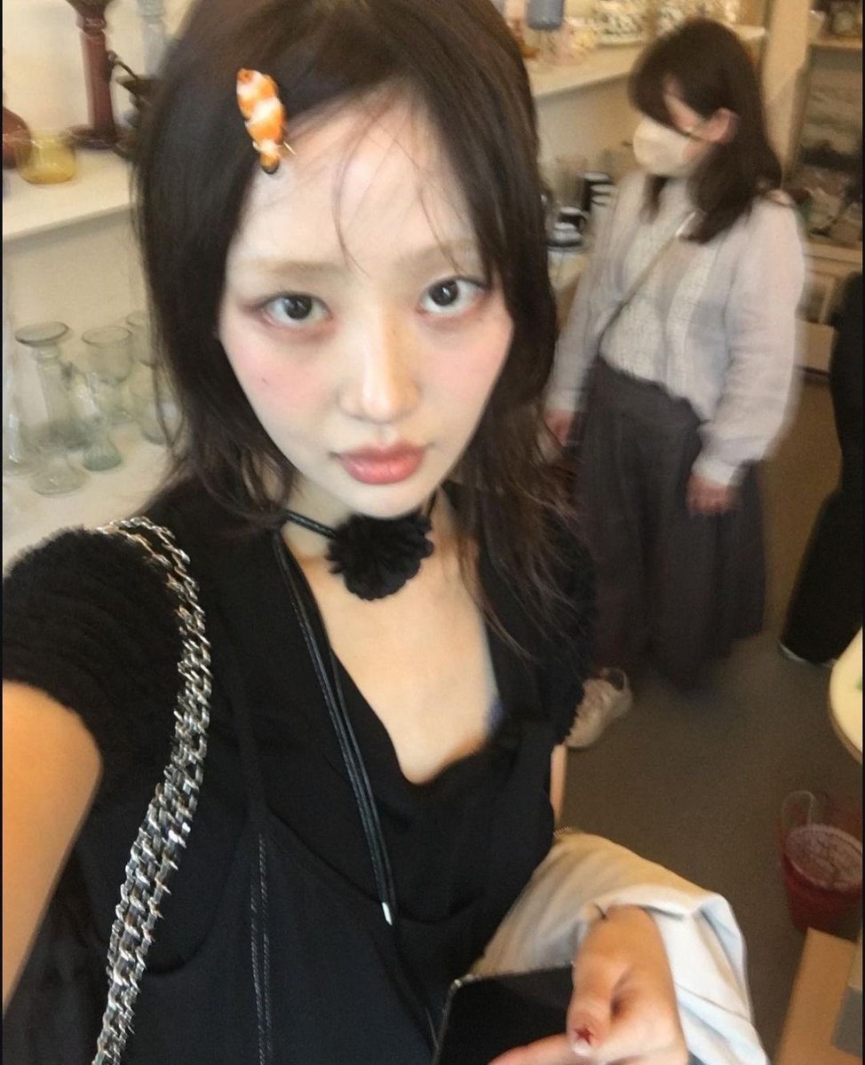 yvevvs's tweet photo. remember when yves did that https://t.co/KHXVOM3h27