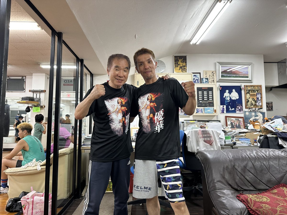 mazzinga_z's tweet photo. 優華Tやっと会長に会えて着てもらえた🙌花形会長が物忘れ多くてTシャツの事何回も聞くからジムで
アイスリボン 優華選手有名人
ジムの選手に練習で着てもらい感謝🙏
肋骨骨折安静守って無いけどしっかり治ります様に！ https://t.co/5u8TMsFa7z