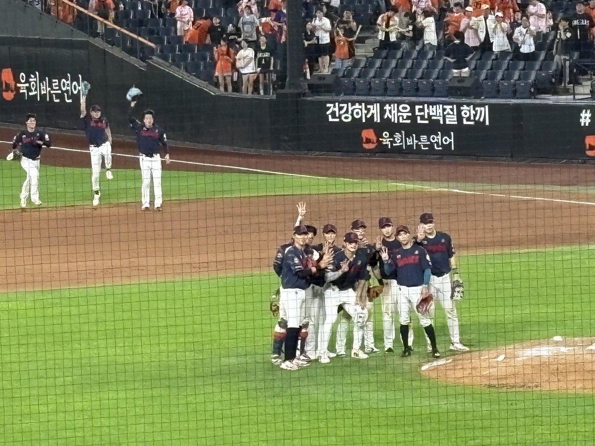 notaegianymore's tweet photo. 단체사진 찍는데 뒤에 불펜투수 넴들 팔짝 뛰어오름 커엽ㅋㅋ https://t.co/LGhu6rDbLb