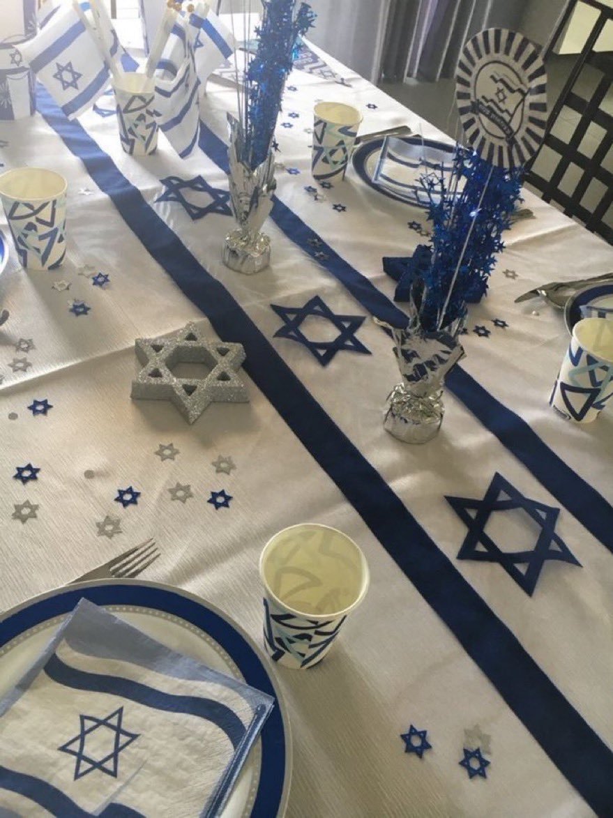 tuplamb's tweet photo. Nicki Minaj's dinner table https://t.co/dj5879bGvE