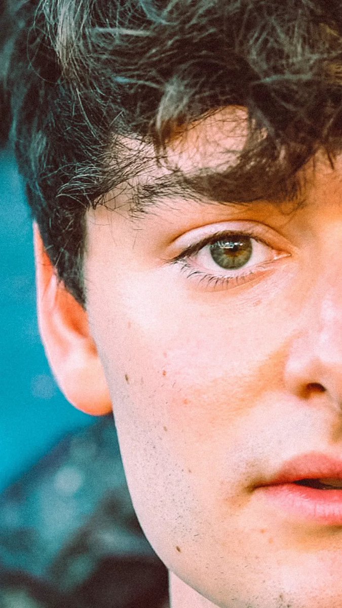 uoouiuuiw's tweet photo. my favorite headcanon is that finn carries a photo of noah in his wallet. he misses him while he's away on tour, so whenever he opens it and sees those eyes staring back at him, it makes his heart ache https://t.co/VzpfaiQuuj
