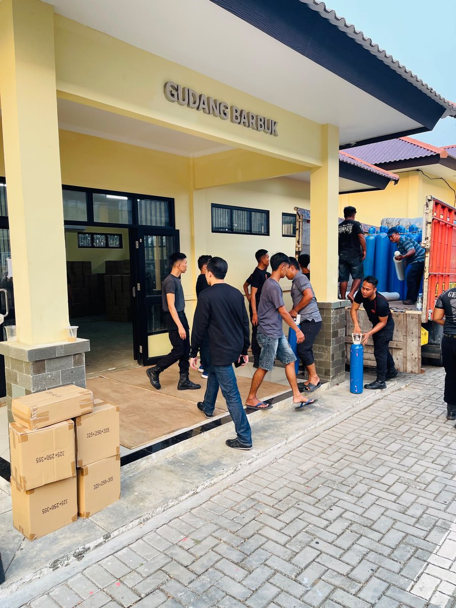 AngieComea48075's tweet photo. Kamuflase N₂O medis jadi bahan pangan terbukti cuma taktik nutupi niat jahat (mens rea). Kedua bos PT Suplaindo kini dijerat Pasal 435 UU Kesehatan No.17/2023. Ancaman: 12 tahun penjara &amp; denda Kategori VI https://t.co/JwZJd93HZL