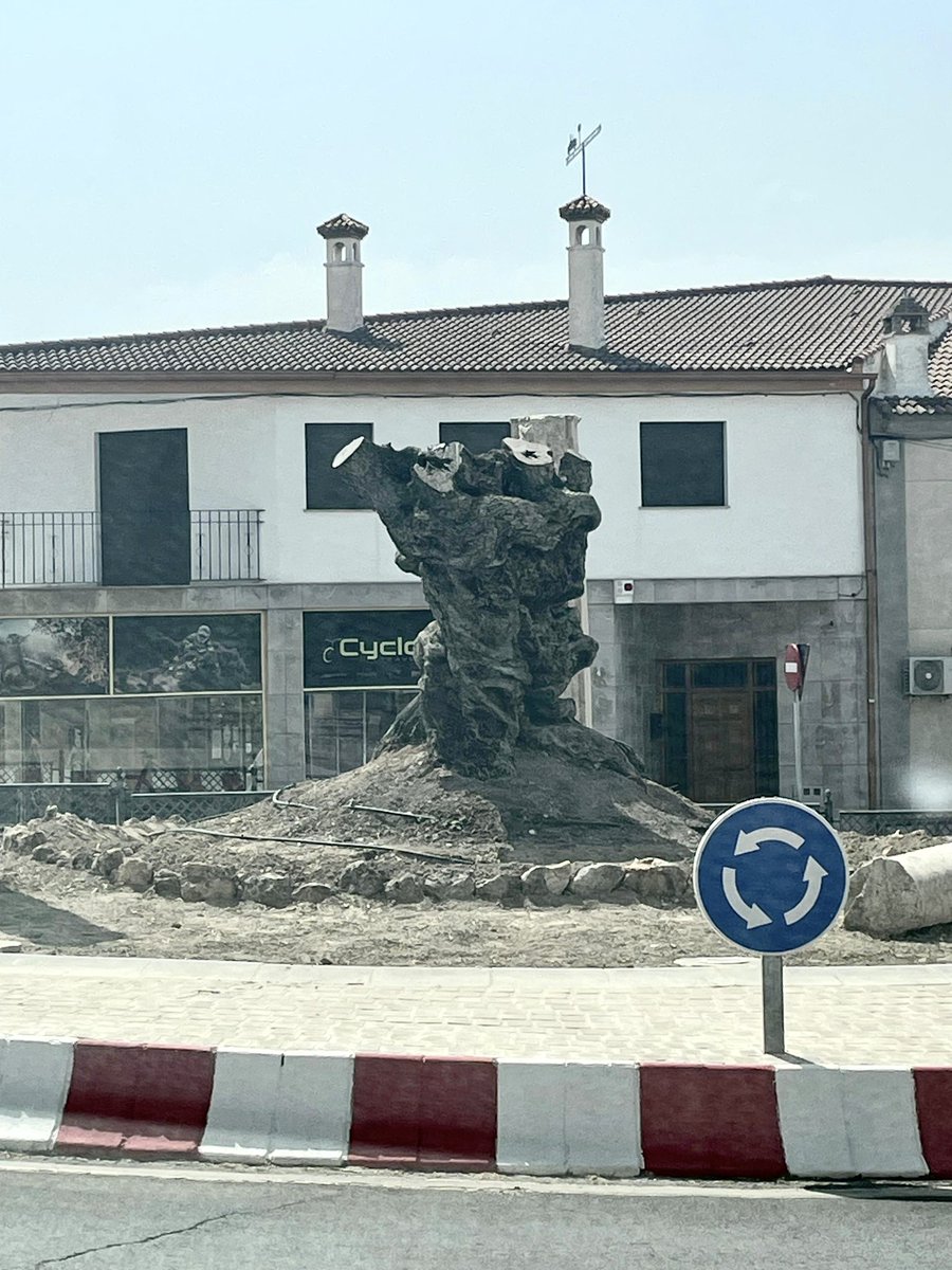 Granada_Meteo's tweet photo. Salvajada en Íllora hace un tiempo pusieron un olivo centenario en una rotonda, y que han hecho? 
Podarlo en plena ola de calor (si a eso se le puede llamar poda) seguramente morirá y comprarán otro, como el dinero no les duele…
Que mentes brillantes… 
#Íllora #Granada https://t.co/mp8eRLTpWs