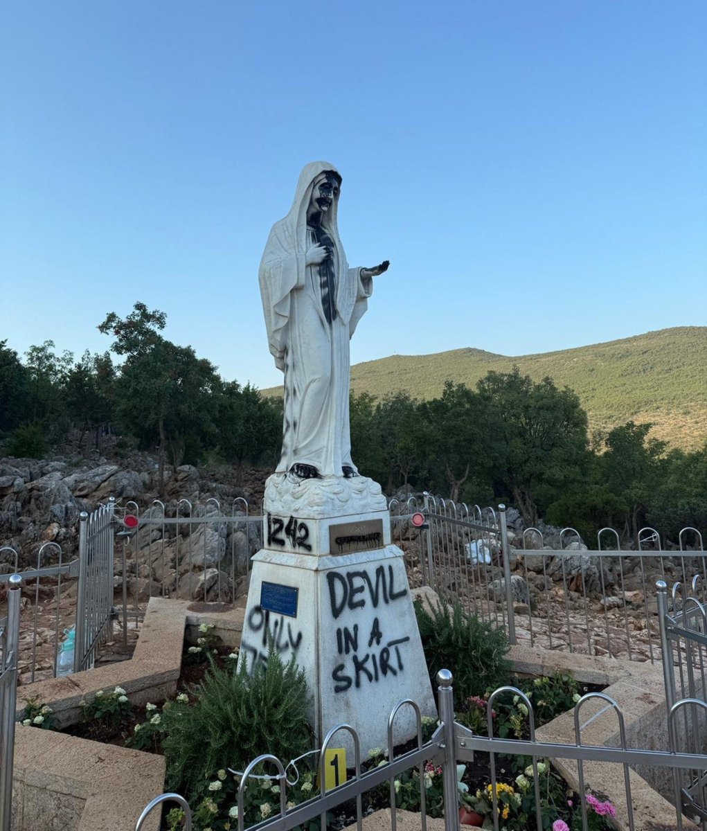 patergongora's tweet photo. Cuando arrecian los ataques por odio a la fe católica, es una clara señal de la acción diabólica que pretende perturbar la paz de las almas de los fieles.
Oremos por la conversión de los agresores, demos testimonio de vida cristiana sin miedo ni complejos y tengamos presentes las palabras del Apóstol san Pedro: 

«Sed sobrios, estad alerta, que vuestro enemigo, el diablo, como león rugiente, ronda buscando a quien devorar; resistidle firmes en la fe».