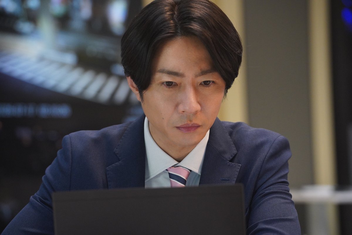 TVGweb's tweet photo. 大森南朋×相葉雅紀×松下奈緒
「大追跡 警視庁SSBC強行犯係 Season2」
第2話が今夜放送⏰

伊垣（大森）、名波（相葉）ら
SSBCが伝説の結婚詐欺師と対峙
新技術で隠されたわなを暴く🚨

遥（松下）は詐欺師に
密室で口説かれる展開が…⁉

https://t.co/Rwm8f00OqI

#大追跡 https://t.co/2g3dr3x6Ko