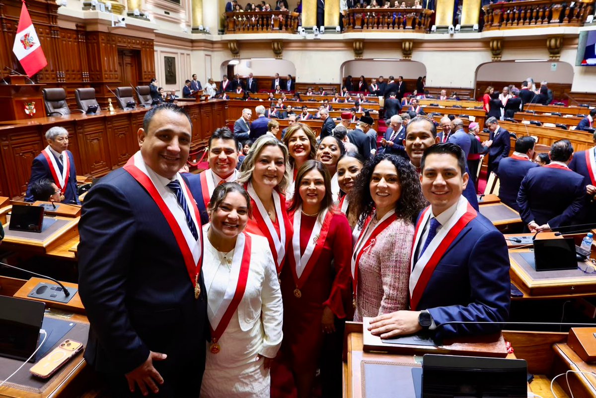 BankadaFP's tweet photo. Así vivimos la previa a la Sesión Solemne. 🇵🇪

Con gran orgullo y emoción, quedamos a la espera del mensaje al Congreso de la presidenta electa Keiko Fujimori.
¡Firmes por el Perú! 🙌

#28DeJulio #FiestasPatrias https://t.co/HnCdq6YMlj
