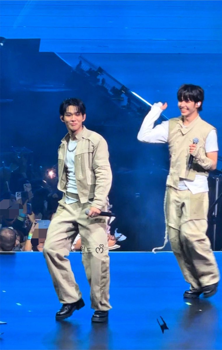 0117STVN's tweet photo. 260726 #AHOF    #아홉   
the first spark in manila

🦘🦊

#STEVEN #스티븐 
#JL #제이엘 https://t.co/MlosBjViHi