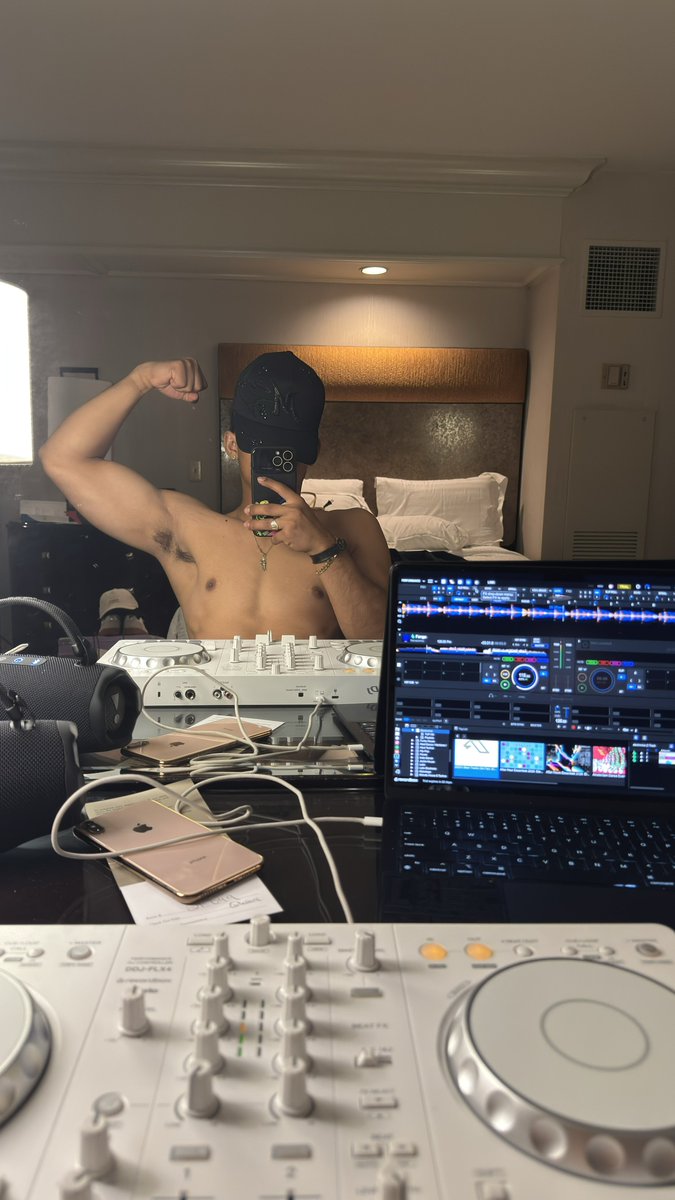 juangudinooo's tweet photo. would you hire me as a dj? https://t.co/lAtOqiRhAC