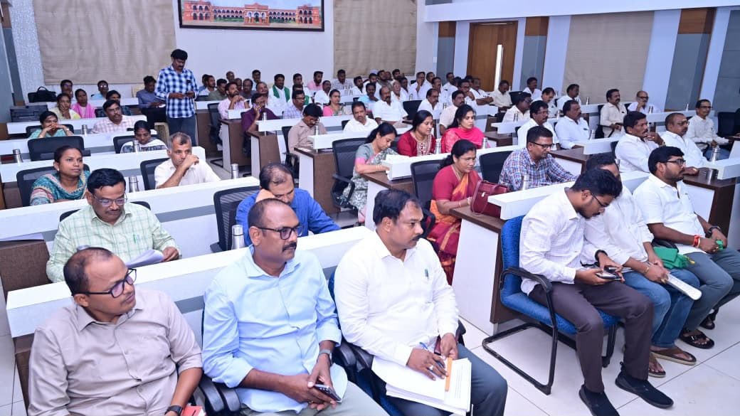 JanaSenaParty's tweet photo. ఏలేరు ఆయకట్టుకు 1000 క్యూసెక్కుల నీరు

* ఉప ముఖ్యమంత్రివర్యులు శ్రీ పవన్ కళ్యాణ్ గారి ఆదేశాల మేరకు సాగు నీటి విడుదలకు ఏర్పాట్లు
* ఆయకట్టు చివరి భూములకు నీరందేలా కాలువల్లో యుద్ధ ప్రాతిపదికన పూడికతీత పనులు
* పిఠాపురం బ్రాంచ్ కెనాల్ పరిధిలో నిరంతరాయంగా నీటి విడుదల
* పిఠాపురం, పెద్దాపురం, జగ్గంపేట నియోజకవర్గాల పరిధిలో 53 వేల ఎకరాల ఆయకట్టుకు జీవం
* అవకాశం ఉన్న చోట ఆరు తడి పంటలకు ప్రాధాన్యత ఇవ్వాలని సూచన
* రైతులకు 24 గంటలు అందుబాటులో ఉండేలా జిల్లా స్థాయి హెల్ప్‌లైన్ నంబర్
* ఏలేరు ఆయకట్టు ప్రయోజనాల పరిరక్షణకు కట్టుబడి ఉంటామని తెలిపిన శ్రీ @PawanKalyan గారు

ఏలేరు కాలువ కింద ఉన్న పిఠాపురం, పెద్దాపురం, జగ్గంపేట నియోజకవర్గాల పరిధిలోని 53 వేల ఎకరాల ఆయకట్టు ప్రయోజనాల పరిరక్షణ కోసం రాష్ట్ర ఉప ముఖ్యమంత్రివర్యులు శ్రీ పవన్ కళ్యాణ్ గారి ఆదేశాలతో 1000 క్యూసెక్కుల సాగు నీటి విడుదల చేసే దిశగా ప్రత్యేక సాగునీటి సలహా సంఘం ప్రణాళిక సిద్ధం చేసింది. ఏలేరులో నీటి నిల్వలను ఎప్పటికప్పుడు పరిగణనలోకి తీసుకొని నీటి విడుదలకు సిద్ధమవుతారు. శ్రీ పవన్ కళ్యాణ్ గారి ఆదేశాల మేరకు కాకినాడ కలెక్టర్ శ్రీ హరేంధిర ప్రసాద్ గారి అధ్యక్షతన జరిగిన ఈ సమావేశంలో కాకినాడ పార్లమెంట్ సభ్యులు శ్రీ తంగెళ్ల ఉదయ్ శ్రీనివాస్ గారు, శాసన మండలి విప్ శ్రీ పిడుగు హరిప్రసాద్ గారు, జగ్గంపేట ఎమ్మెల్యే శ్రీ జ్యోతుల నెహ్రూ గారు, ఇరిగేషన్ ఈఎన్‌సీ శ్రీ కె. నరసింహమూర్తి గారు, అసిస్టెంట్ కలెక్టర్ శ్రీమతి ప్రియ గారు, డీసీసీబీ చైర్మన్ శ్రీ తుమ్మల రామస్వామి గారు, ఏలేరు ప్రాజెక్ట్ చైర్మన్ శ్రీ ఎన్.సునీల్ గారు, గోదావరి ప్రాజెక్ట్ చైర్మన్ శ్రీ వీరబాబు గారు, పిఠాపురం మాజీ ఎమ్మెల్యే పెండెం దొరబాబు గారు, జెడ్పీ వైస్ చైర్మన్ బుర్రా అనుబాబు గారు, ఇరిగేషన్ అడ్వైజర్ శ్రీ వెంకటేశ్వరరావు గారు, సంబంధిత అధికారులు, ప్రజాప్రతినిధులు, రైతులు హాజరై ఖరీఫ్ సాగునీటి విడుదలపై సమీక్షించారు. 
ఈ సమావేశంలో ఉప ముఖ్యమంత్రివర్యులు శ్రీ పవన్ కళ్యాణ్ గారి ఆదేశాల మేరకు ఏలేరు ఆయకట్టు కింద ఉన్న రైతులకు ఇబ్బంది కలగకుండా ఉండేందుకు పలు కీలక నిర్ణయాలు తీసుకున్నారు. ఈ ఆదేశాలకు అనుగుణంగా 1000 క్యూసెక్కుల సాగునీటి విడుదలకు క్యాలెండర్ సిద్ధం చేశారు. పిఠాపురం బ్రాంచ్ కెనాల్ పరిధిలోని 13 వేలకుపైగా ఎకరాలకు పూర్తి స్థాయిలో, నిరంతరాయంగా సాగునీటి సరఫరా చేయాలని నిర్ణయించారు. ఆయకట్టు చివరి పంట భూములకు సైతం నీరందేలా పిఠాపురం బ్రాంచ్ కెనాల్ పరిధిలో రూ. 2 కోట్లకు పైగా వెచ్చించి యుద్ధప్రాతిపదికన పూడికతీత పనులు చేపట్టేందుకు ఆమోదం తెలిపారు. రైతుల సహాయార్థం కలెక్టరేట్‌లో ప్రత్యేక కంట్రోల్ రూమ్ ఏర్పాటు చేసి, ప్రత్యేక హెల్ప్‌లైన్ నంబర్ ‌(9849903879)ను అందుబాటులో ఉంచేలా ఏర్పాటు చేశారు. ఖరీఫ్ సీజన్‌లో ప్రతి ఎకరానికి సాగునీరు అందించే విధంగా నీటిపారుదల శాఖ అధికారులు కృషి చేయాలని సమావేశం సూచించింది. 
• ఎప్పటికప్పుడు రైతులకు అవగాహన కల్పించాలి
సూపర్ ఎల్‌నినో పరిస్థితుల నేపథ్యంలో రైతులు కూడా అవకాశం ఉన్న చోట ఆరు తడి పంటలకు ప్రాధాన్యత ఇవ్వాలని అధికారులకు శ్రీ పవన్ కళ్యాణ్ గారు సూచించారు. నీటిపారుదల శాఖ, వ్యవసాయ, రెవెన్యూ శాఖల అధికారులు స్థానిక నాయకత్వంతో కలిసి నీటి వినియోగదారుల సంఘాలు, రైతులకు ఎల్‌నినో పరిస్థితులు, నీటి లభ్యత, సాగు చేయాల్సిన పంటలపై నిరంతరం అవగాహన సదస్సులు నిర్వహించాలన్నారు. ఏలేరు ఆయకట్టు రైతుల ప్రయోజనాల పరిరక్షణకు కట్టుబడి ఉన్నామని, అందుకు అనుగుణంగా అధికారులు ప్రణాళికలు రూపొందించి అమలు చేయాలని స్పష్టం చేశారు. రైతులంతా ప్రధానమంత్రి ఫసల్ బీమా యోజన పథకం కింద తప్పనిసరిగా క్రాప్ ఇన్సూరెన్స్ చేయించుకొనేలా చూడాలని, క్రాప్ ఇన్సూరెన్స్ ఆవశ్యకతపై రైతుల్లో అవగాహన కల్పించాలన్నారు.