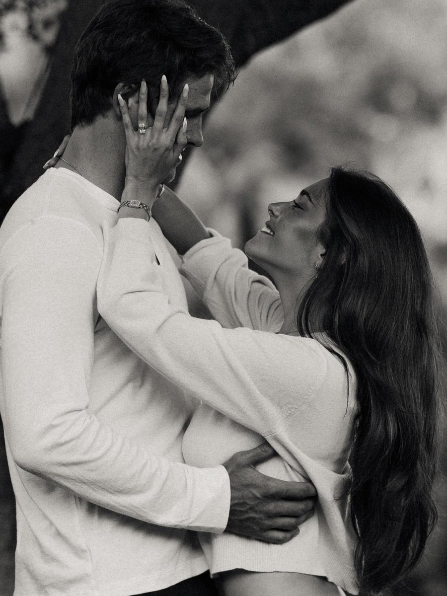 MLFootball's tweet photo. 🚨🚨BREAKING🚨🚨

#Chargers star quarterback Justin Herbert and singer Madison Beer have announced their engagement on Instagram.

👏❤️

Congratulations to future Mr. and Mrs. Herbert!!! https://t.co/2F8lAvqNWo