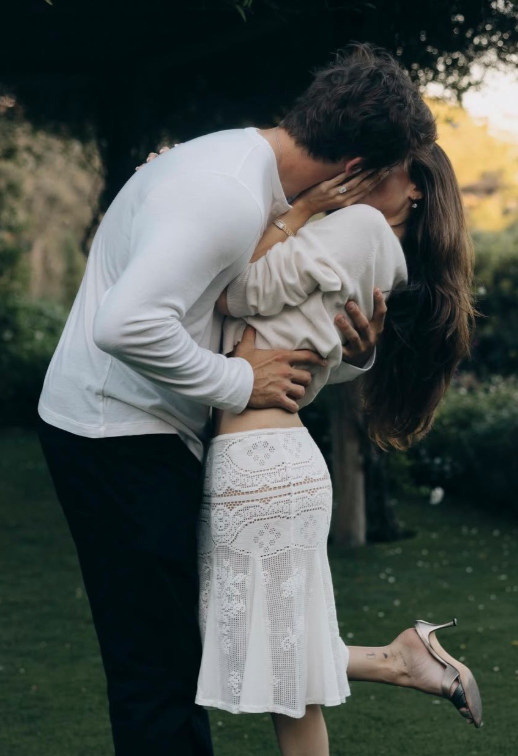 AboutMusicYT's tweet photo. Madison Beer is now engaged to Justin Herbert. https://t.co/HqSJVrWqxK
