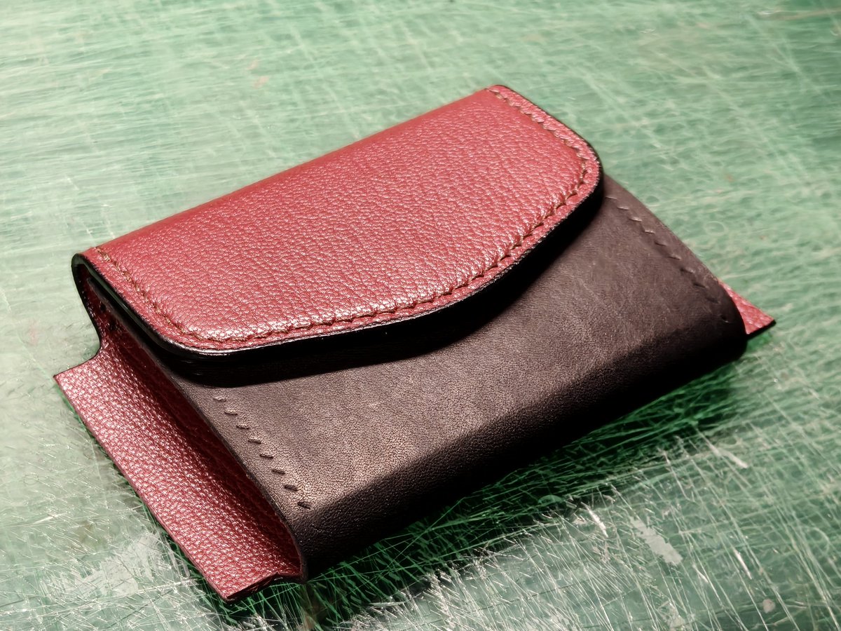 cou_handmade's tweet photo. 皆さん作業スピードが早いですよね…
またまた2つ折り財布を作ってますが、まだまだ完成まで時間がかかりそう… https://t.co/DDbu1HobUB