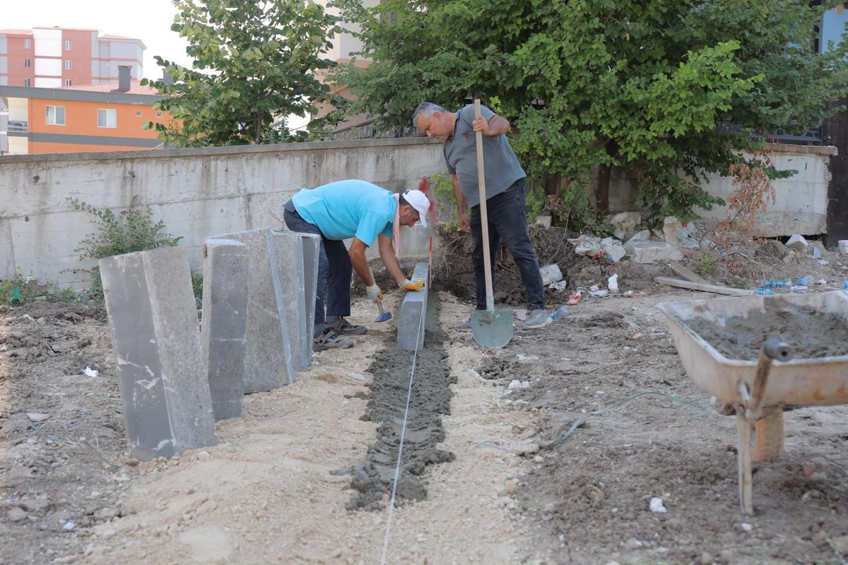 EdirneBel's tweet photo. Park ve Bahçeler Müdürlüğü ekiplerimiz, kentimizin farklı noktalarında çalışmalarını sürdürüyor.

Cumhuriyet Mahallemizde yapımı devam eden Kaykay Parkı’nda çalışmalar sürerken, Özgür Çocuklar Parkı’nda zemin ve çevre düzenlemeleri gerçekleştiriliyor. 

Ekiplerimiz, kent genelindeki park ve yeşil alanlarda bakım ile ot biçme çalışmalarına da devam ediyor.