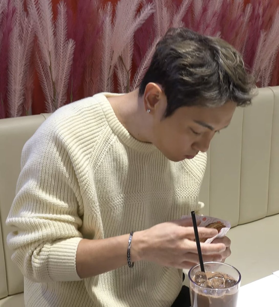 daechae__why's tweet photo. 우리 투썸플레이쓰갈래? https://t.co/PNHlDQptWC
