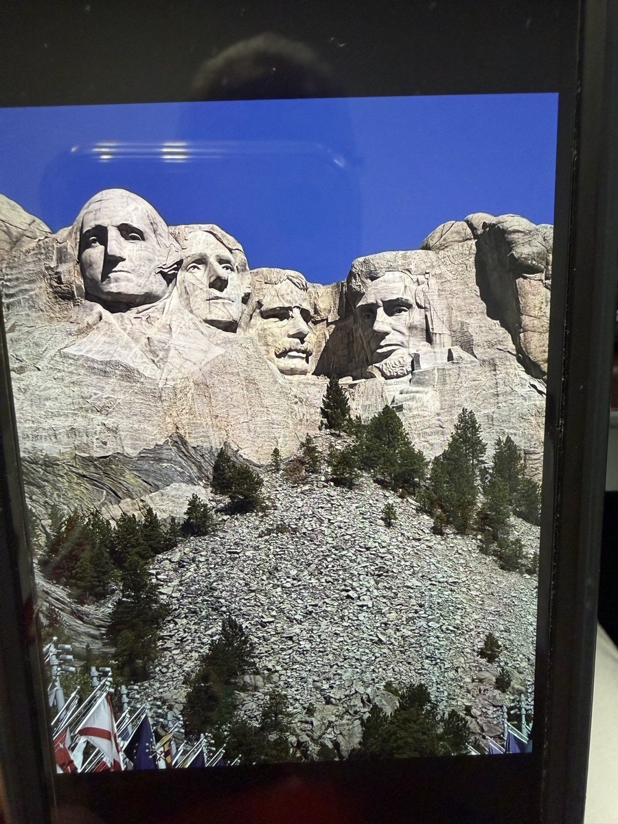 250_Revolution's tweet photo. Carved in stone. Built on courage. Protected by patriots. 🇺🇸 Great nations aren’t built by people who hate their own country. They’re built by citizens who fight to improve it. 🇺🇸
Let’s focus on a better next chapter !
#MountRushmore https://t.co/V5EtdXqu1I