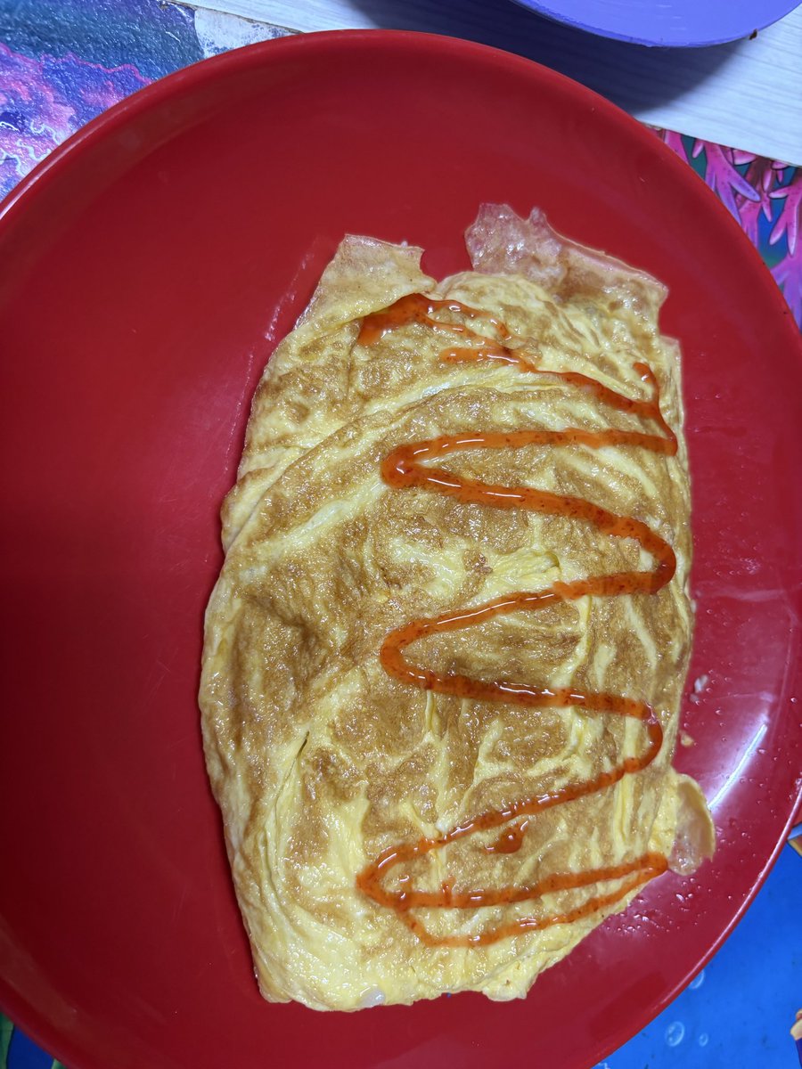 NAi_moonlight's tweet photo. Aku selama ni nak makan nasi goreng pattaya ni mesti order kat kedai. Sekali malam ni laki buat macam makan kat kedai siap order nasi goreng ni dgn aku. Memg terlingkuplah kuali aku kali ni. Yg geram time aku buat tu tak ada pulak dia nak usha kat dapur. Dah siap bru muncul. 😒 https://t.co/fcz4SN9odY