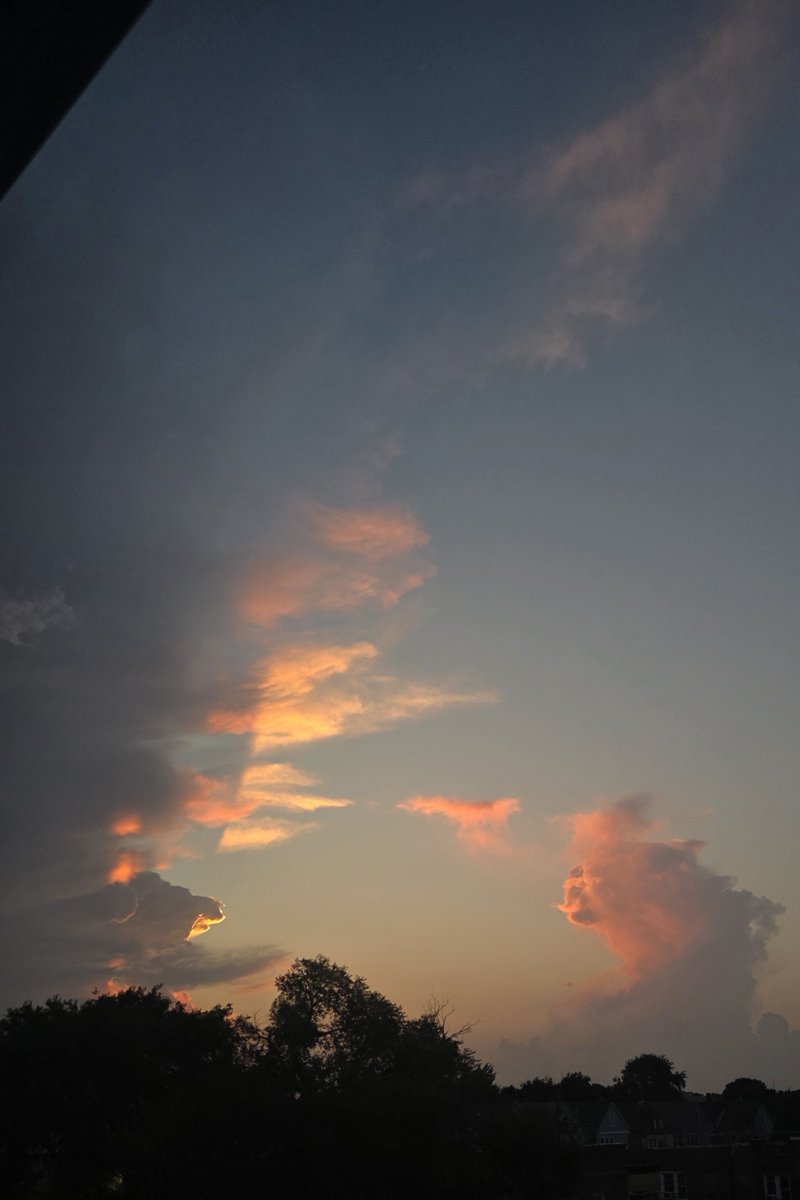 smoreoz's tweet photo. I'm a 'look at the sky' girl. https://t.co/0vcBZqjUfk
