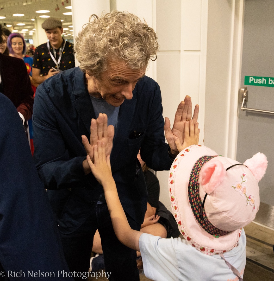 brinatello's tweet photo. #ThrowbackTuesday (July 28, 2018): Actor #PeterCapaldi attends @Showmasters and makes many fans happy. 😍💕 #DoctorWho #TwelfthDoctor #LFCC2018 #LFCC 📸 Credits: Sarah Louise Baggot, Rich Nelson Photography, and Peter with Hayden Levy (12th Meets 1st) 🥰: https://t.co/ShxYh28f7i https://t.co/XKDS3sskbm