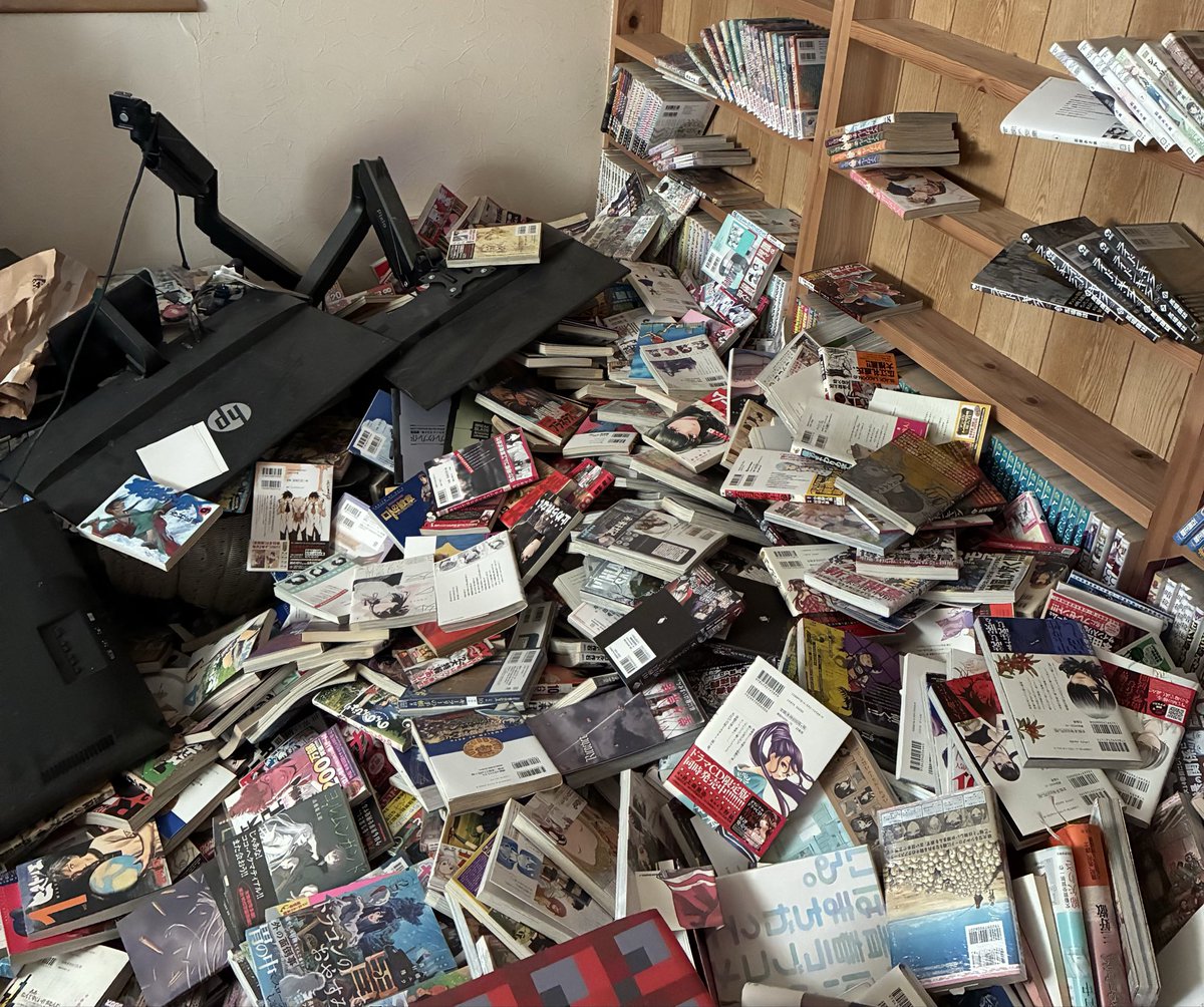 sunsethilldown's tweet photo. 五体満足で良かったけど前回の地震以来の部屋がコレで気が滅入ちゃうね
明日以降の自分に任せてお休みです💤 https://t.co/qEdJWH4lzw