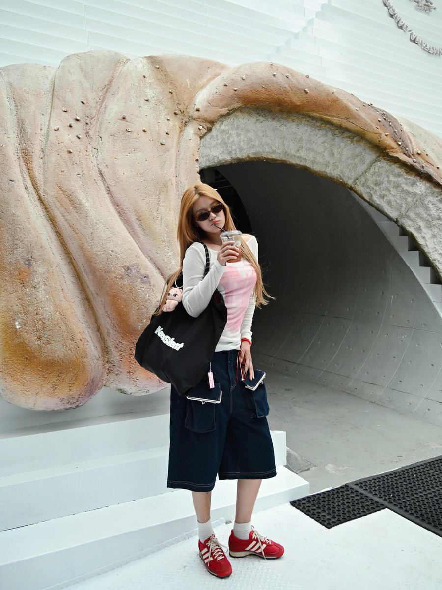 ormsmamihome's tweet photo. Vietnamese singer and actress Hoang Yen Chibi with the Keep Silent DUSK CAMPER TOTE 🖤

#KEEPSILENT_PERFORMATIVECAMPER
#KEEPSILENT #KeepSilentCo
#OrmKornnaphat #ออมกรณ์นภัส
@ormmormm https://t.co/GYrgfH8LSZ