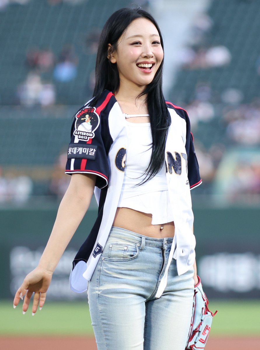 yvesupport's tweet photo. Yves at Lotte Giants’ ceremonial first pitch via https://t.co/kVveyXoHhF on Instagram https://t.co/OLh2Q3m2bk