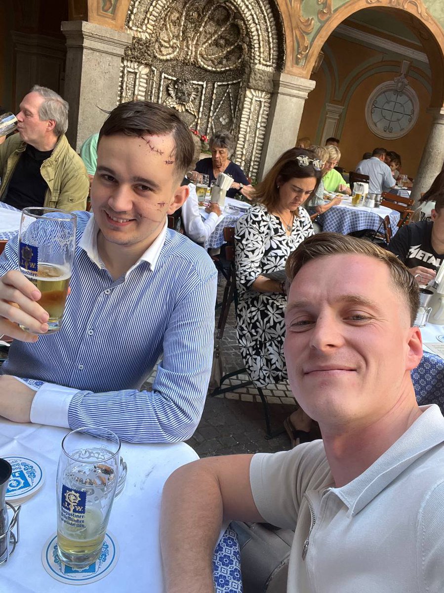 helmutstraufafd's tweet photo. @tim_staufer Südachse 🤝🏻 https://t.co/kfgERsPizV