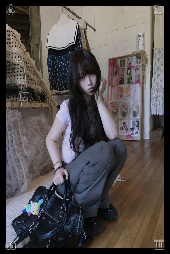 kokusaidate's tweet photo. 🏄Always prioritize growth over comfort. The driver was already there, and she got into the car, her dress now marked with a tiny stain of blood, but it didn't bother her. She took out her phone and messaged the boss: “Done,” with no additional words, no elaboration—just a si https://t.co/GZsoiGNDX5