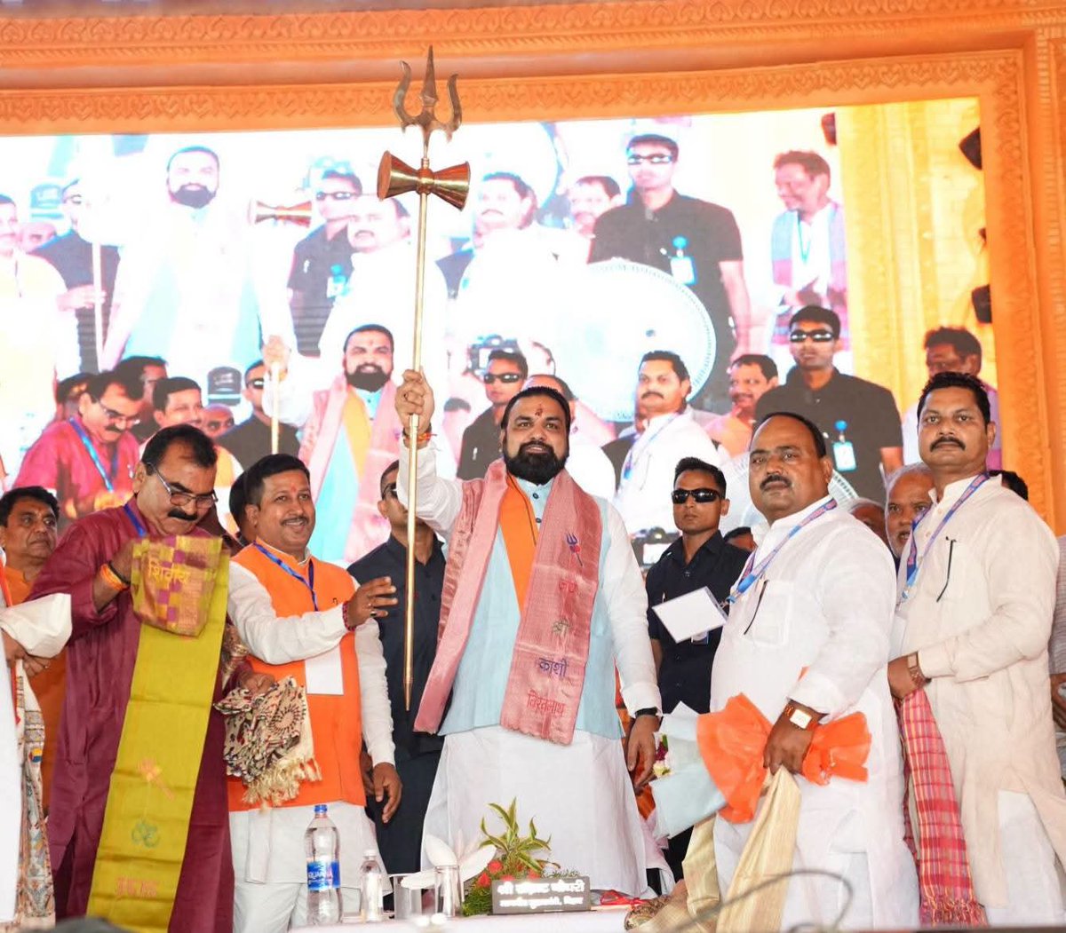 samrat4bjp's tweet photo. बोल-बम!

देवाधिदेव महादेव को समर्पित उनके सबसे प्रिय पावन माह सावन में बोलबम के जयघोष से पूरा वातावरण शिवमय हो उठता है। करोड़ों श्रद्धालुओं की अटूट आस्था, श्रद्धा और भक्ति इस महापर्व को दिव्य स्वरूप प्रदान करती है।

इसी पावन अवसर पर नमामि गंगे घाट (जहाज घाट), सुलतानगंज, जिला-भागलपुर में श्रावणी मेला–2026 का शुभारंभ किया। श्रद्धालुओं को सुरक्षित, सुगम एवं सुविधाजनक यात्रा सुनिश्चित करने के लिए बिहार सरकार ने व्यापक और सुदृढ़ तैयारियाँ की हैं, ताकि बाबा भोलेनाथ के किसी भी भक्त को किसी प्रकार की असुविधा का सामना ना करना पड़े।

हर-हर महादेव! 🚩