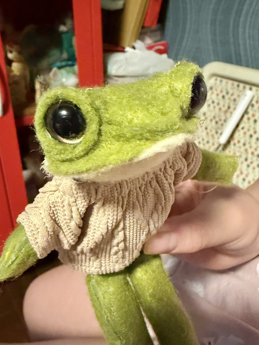 sabachikubi's tweet photo. ぬいぐるみ職人（12歳）が型紙も何も無しでカエルちゃんの着せ替え人形を作り上げてきた。親バカだけど、本当に造形センス、感覚が素晴らしい。 https://t.co/Atje2a1bD9