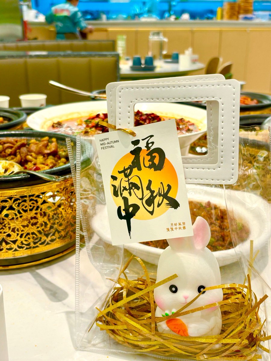 DarrylHoltbx9f's tweet photo. [中秋团圆特餐上线！现杀大闸蟹配现烤兔月饼，鲜掉眉毛的节日限定，约上家人共享满桌烟火气～]， https://t.co/WfAK7VtsvZ