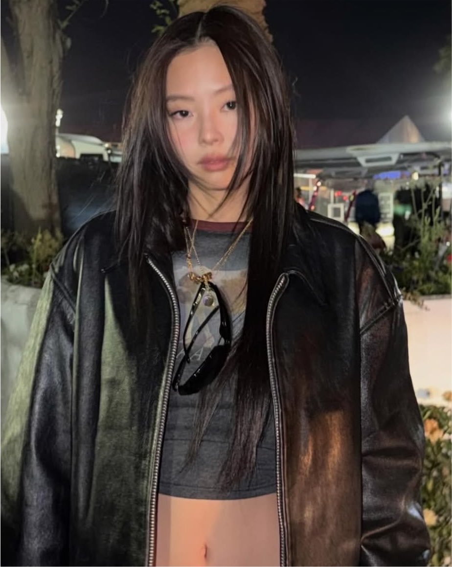 ragingsapphic_'s tweet photo. This makeup on Jennie was everything https://t.co/7h5HBe2kUI