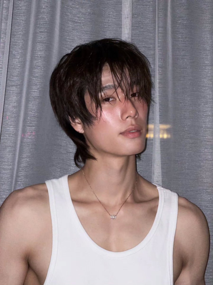 XDalmaTianX's tweet photo. WHOSE OMEGA IS HE? 😭😭😭 https://t.co/w6cpw3CBvU