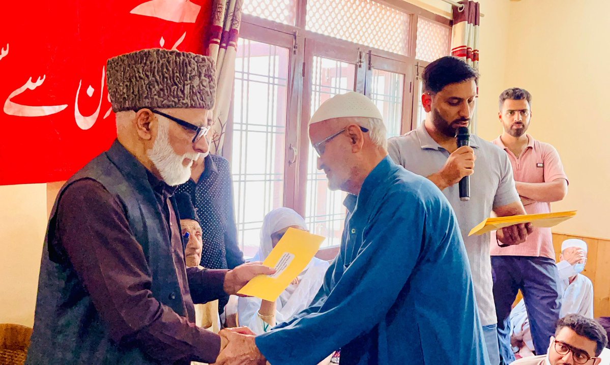 GreaterKashmir's tweet photo. JKNC General Secretary/MLA Khanyar Ali Mohammad Sagar today distributed relief amount of Rs 60,000 each to 14 fire affected families out of his CDF (Constituency Development Fund) amounting to 8.40 lacs at Jamia Masjid, Nowhatta Community hall Chandpora, Jamia Masjid. https://t.co/yWmmXmyOqg