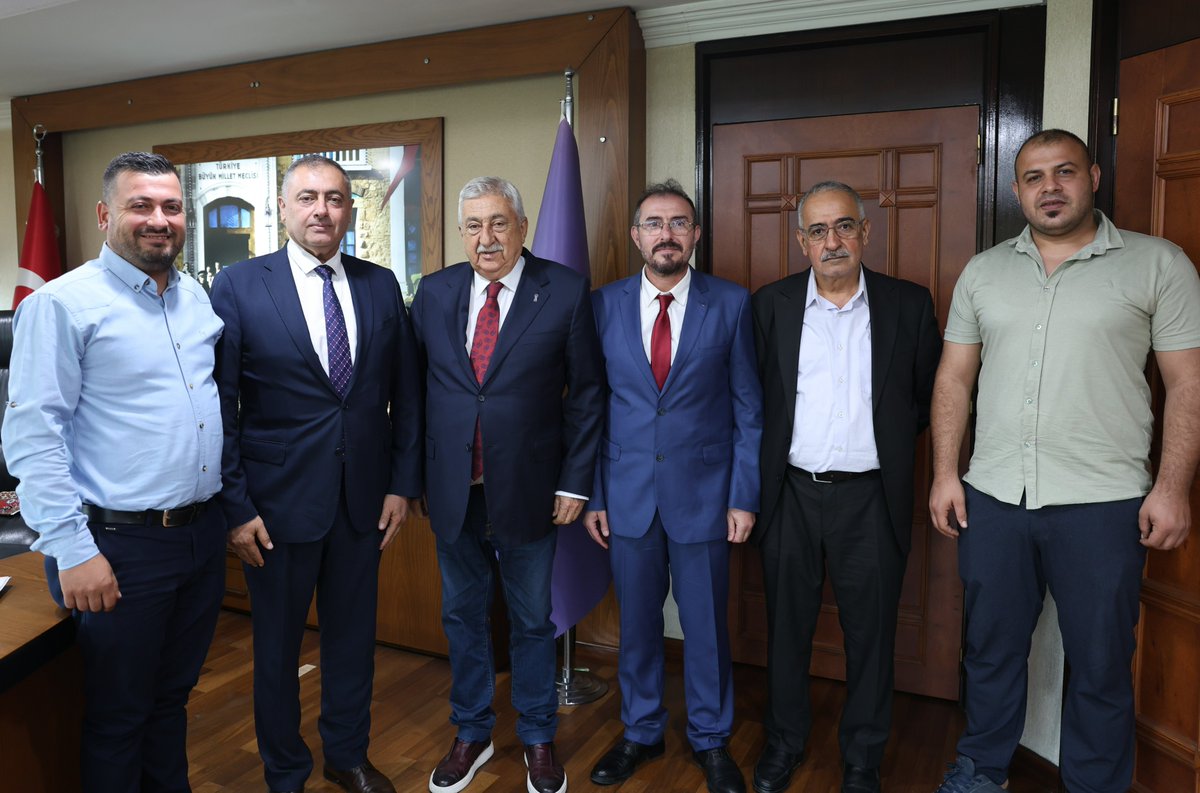 B_Palandoken's tweet photo. TESK Genel Merkezimizde ağırladığımız Defne Harbiye Esnaf ve Sanatkârlar Odası Başkanımız Murat Karataş ile üyelerimiz İbrahim Aslanyürek, Süleyman Sarıgül, Gökhan Akemoğlu ve Anıl Atıcı’ya nazik ziyaretleri dolayısıyla teşekkür ediyorum.

Gerçekleştirdiğimiz görüşmede esnaf ve sanatkârlarımızın gündeminde yer alan konular üzerine kapsamlı değerlendirmelerde bulunarak meslek teşkilatımızın çalışmaları, sektörün ihtiyaçları ve çözüm bekleyen hususlar hakkında fikir alışverişi gerçekleştirdik. Esnafımızın beklentilerine yönelik atılabilecek adımları karşılıklı istişare ettik.

Esnaf ve sanatkârlarımızın hak ve menfaatlerini korumaya yönelik çalışmalarımızı birlik ve beraberlik içerisinde sürdürmeye devam edeceğiz. Meslek teşkilatımızın güçlenmesine katkı sunacak her türlü ortak çabanın camiamız adına önemli kazanımlar sağlayacağına inanıyor, kıymetli başkanımıza ve değerli üyelerimize teşekkür ediyorum.