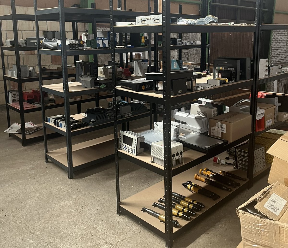 ClemensJStein's tweet photo. Selling off the remaining stock from our old industrial tech business as i will be moving to Hongkong soon. I still have about €75k worth of high-quality industrial tech in stock. I'd love to pass the entire inventory on for just €20k to help someone build a new business. https://t.co/1TxFtwv0sh