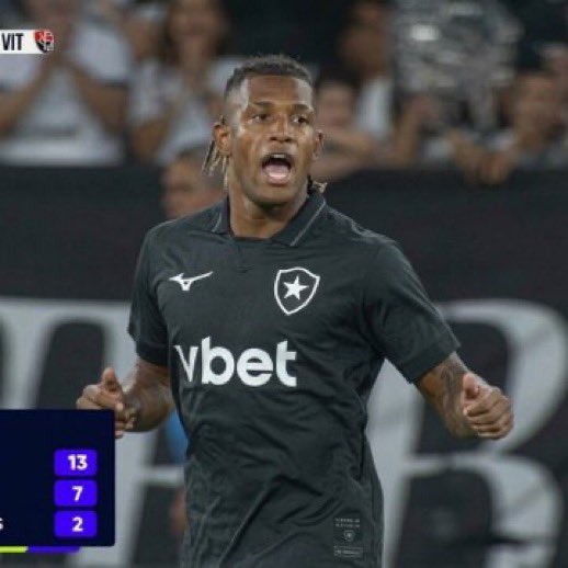golsdobrasil1's tweet photo. 🗣️ O comentarista Ilsinho, na TNT Sports, diz que Danilo deveria ter forçado saída do Botafogo:

“Danilo vai se arrepender amargamente de não ter forçado a saída do Botafogo."

“Quando você está na situação do Danilo, liga para o empresário e fala: ‘Eu não quero ficar, todo mundo já sabe. Não jogo até o fechamento da janela’. Porque ele tem o poder. Está com a faca e o queijo na mão.”

“Eu, como jogador, já caí na conta do malandro. Danilo, irmão, não vai nessa, que é fria. Você tem o poder de colocar o Botafogo contra a parede. Deveria falar: ‘Botafogo, o negócio é o seguinte: não vou jogar até resolver, beleza? E sugiro que aceitem, porque vocês têm mais a perder do que eu’. Porque se o Danilo se recusa a jogar — e ele tem todo o direito de meter um migué — o valor dele cai de 20 para 10 na hora.”

📸 Reprodução/TNT | Cazé TV