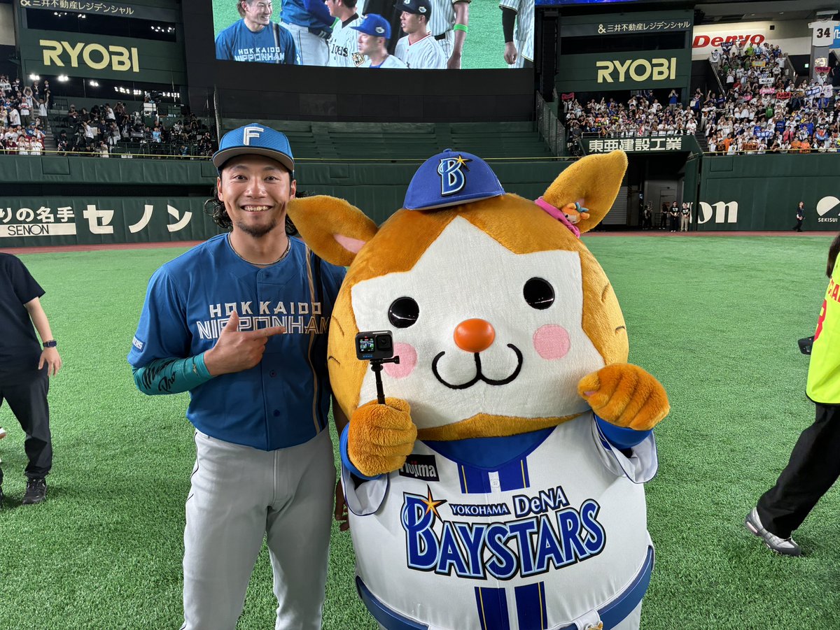 ydb_yokohama's tweet photo. 【マイナビオールスターゲーム2026 第1戦】

パ・リーグの皆さんともお写真撮ってもらいました！☺️
#スターマン も嬉しそうです🐹✨

#村林一輝 選手
#椋木蓮 選手
#伊藤大海 選手
#レイエス 選手

#オールスター  
#baystars https://t.co/84KtrUrRUz