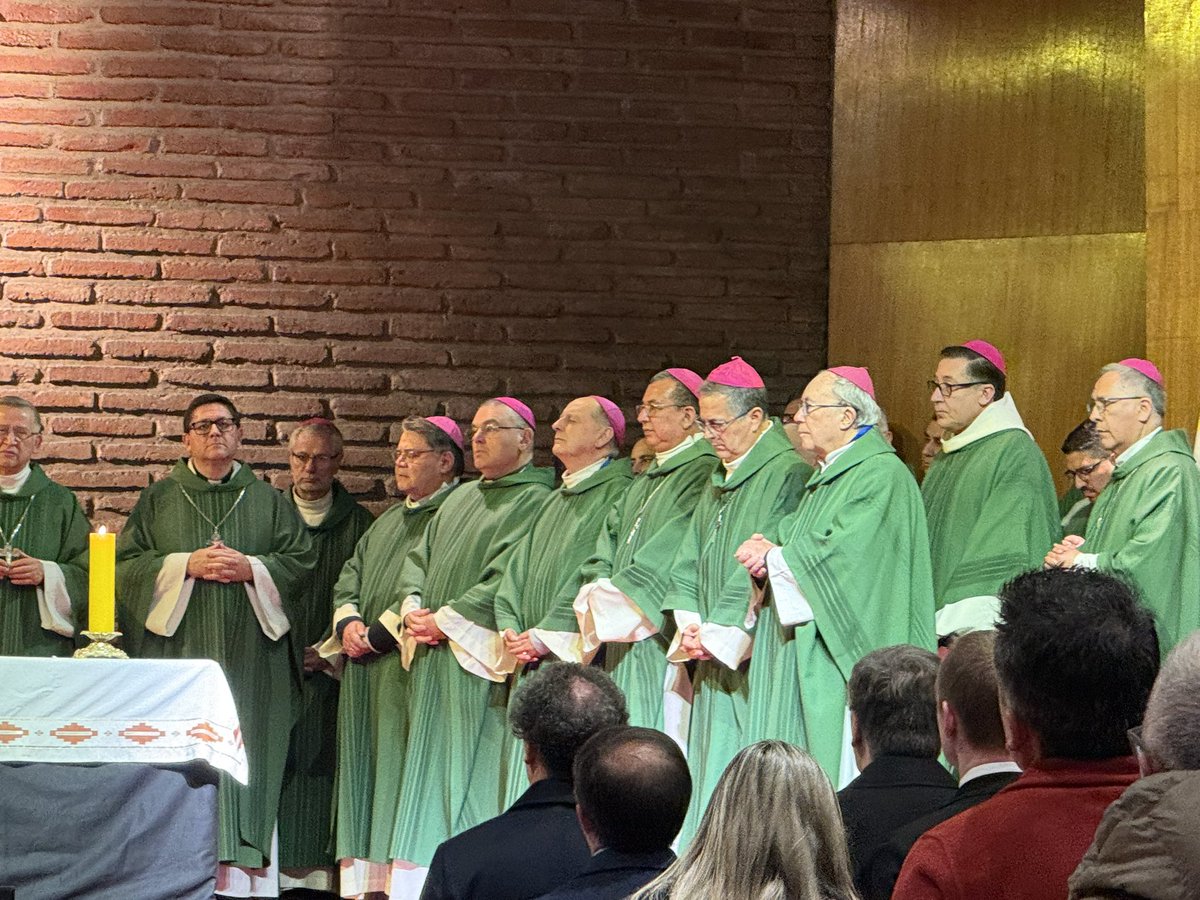 iglesiauy's tweet photo. Mons. Bodeant concelebra la Eucaristía en el inicio del VII Seminario Internacional de Comunicaciones de la Iglesia, organizado por la Unversidad Católica de Chile @ucatolica el 27 y 28 de julio en la ciudad de Santiago, Chile. Algunos uruguayos participan de este encuentro. https://t.co/zsq3wZielA