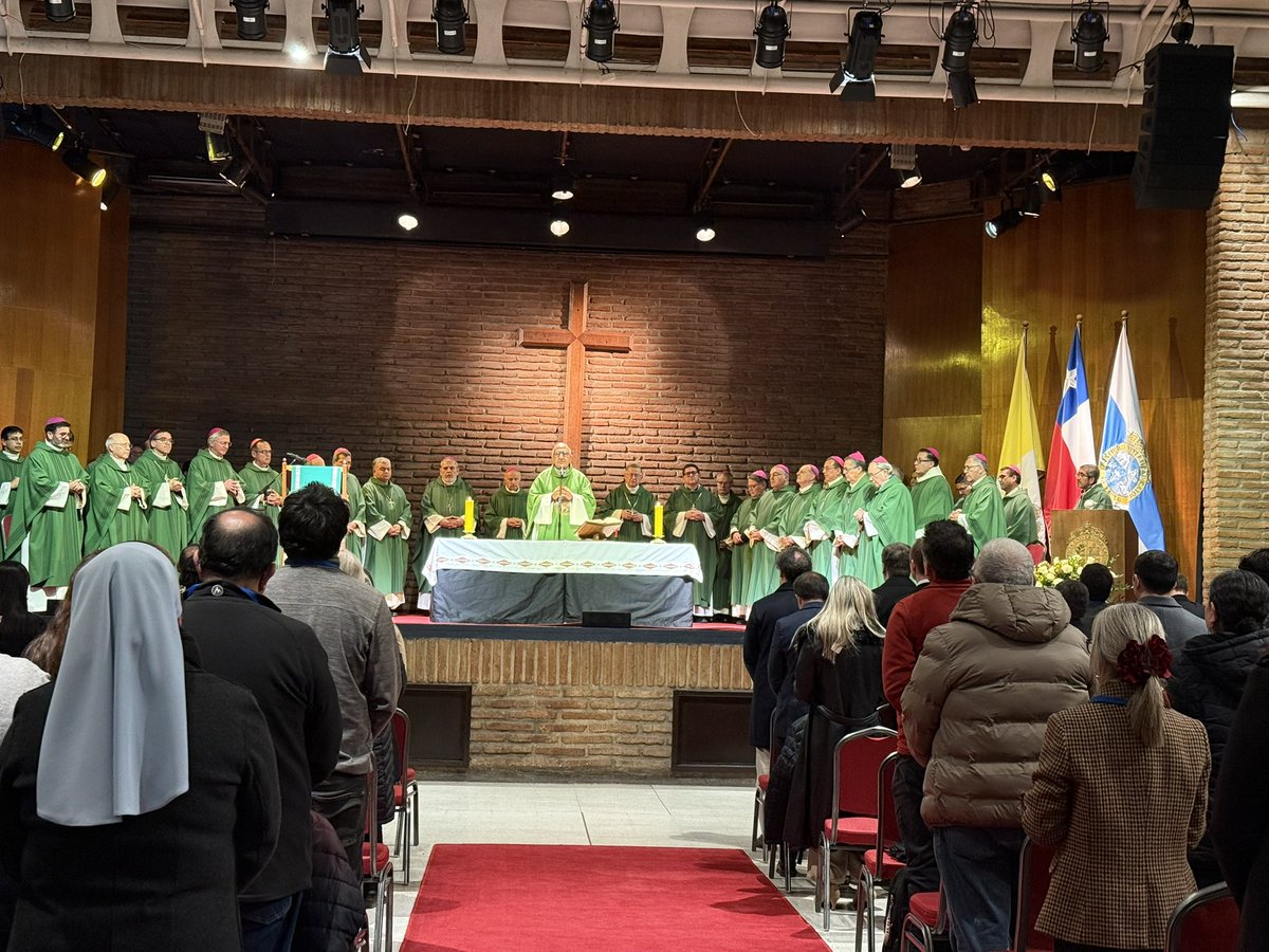 iglesiauy's tweet photo. Mons. Bodeant concelebra la Eucaristía en el inicio del VII Seminario Internacional de Comunicaciones de la Iglesia, organizado por la Unversidad Católica de Chile @ucatolica el 27 y 28 de julio en la ciudad de Santiago, Chile. Algunos uruguayos participan de este encuentro. https://t.co/zsq3wZielA