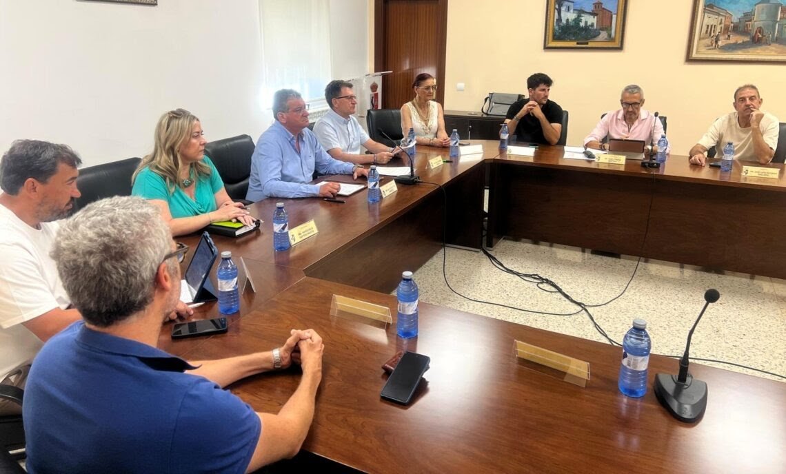 PsoeCabrerizos's tweet photo. La moción del Grupo Socialista en el pleno de Cabrerizos sobre el convenio con las instituciones para conseguir la nueva captación de agua desde el río Tormes, y  garantizar el abastecimiento al municipio, recibió el apoyo unánime de la Corporación.
#socialistas #cabrerizos https://t.co/1VwhSu9bOH