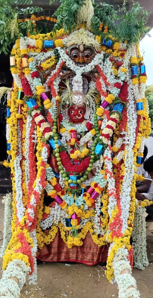 YoursBalaraju's tweet photo. "గ్రామోత్సవం సందర్భంగా ప్రత్యేక అలంకరణలో కంబదూరు శ్రీ మారెమ్మ దేవి"

"భక్తుల కొంగు బంగారమై కోరిన కోర్కేలు తీర్చే  మా ఊరి గ్రామదేవత"

#Kambadur https://t.co/tapPG8UD0x