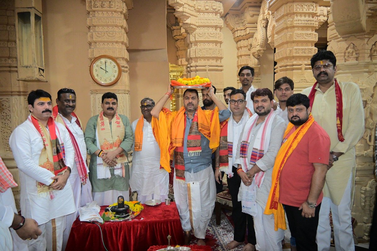 prakashbjp_'s tweet photo. आज गुजरात में द्वादश ज्योतिर्लिंग में प्रथम ज्योतिर्लिंग श्री #सोमनाथ_जी का दिव्य दर्शन एवं पूजन करने का परम सौभाग्य प्राप्त हुआ, 

देवाधिदेव महादेव से आप सभी के सुख, समृद्धि, उत्तम स्वास्थ्य एवं मंगलमय जीवन की प्रार्थना करता हूँ। 

हर हर महादेव🙏🕉️

इस अवसर पर साथ में उत्तर प्रदेश सरकार के मा• राज्यमंत्री(स्वतंत्र प्रभार ) श्री गिरीश चंद्र यादव जी, मा•विधायक बदलापुर श्री रमेश मिश्रा जी,मा•विधायक देवारिया श्री शलभमणि त्रिपाठी जी, मा• विधायक शाहगंज श्री रमेश सिंह जी, श्री मृगेंद्र सिंह शिवबाबा जी, श्री प्रमोद पाठक जी, श्री शिवसहाय जी एवं अन्य सम्मानित मित्रगण उपस्थित रहे!!